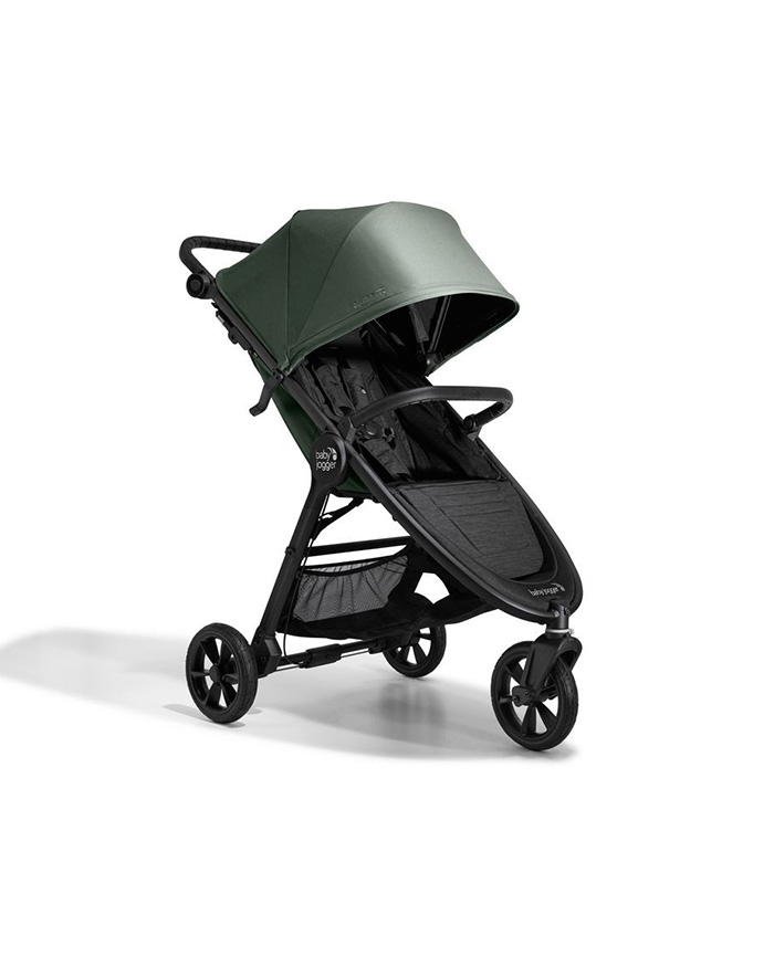 Carrito Baby Jogger junto a familia NUK — madre, abuela y bebé
